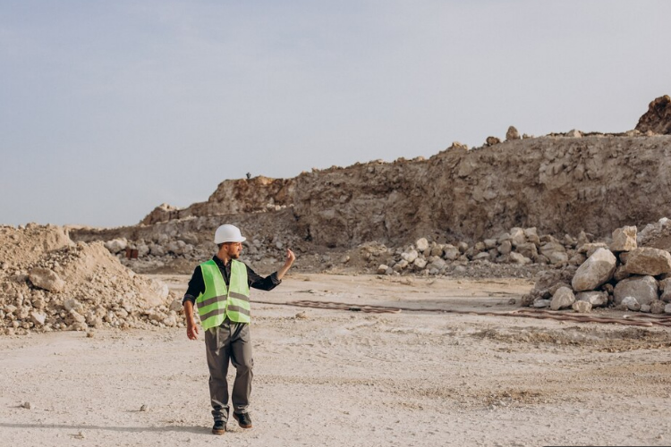 Análisis de estabilidad de taludes y riesgos geotécnicos